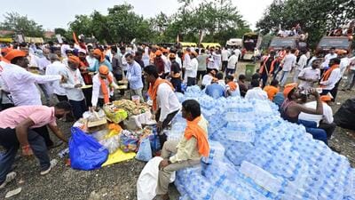 Mumbai, India - Aug. 31, 2025: Food was distributed to supporters, during maratha reservation protest at Azad Maidan, in Mumbai, India, on Sunday, August 31, 2025. (Photo by Anshuman Poyrekar/Hindustan Times) (Anshuman Poyrekar/HT Photo) Mumbai, India - Aug. 31, 2025: Food was distributed to supporters, during maratha reservation protest at Azad Maidan, in Mumbai, India, on Sunday, August 31, 2025. (Photo by Anshuman Poyrekar/Hindustan Times) (Anshuman Poyrekar/HT Photo)