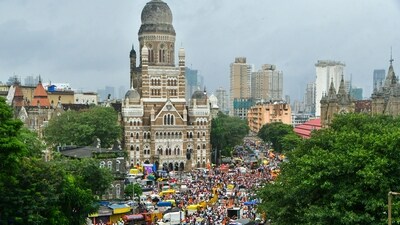 Supporters of Maratha quota activist Manoj Jarange, who is on a hunger strike demanding Maratha reservation, gather outside the Brihanmumbai Municipal Corporation (BMC) headquarters to join his agitation, in Mumbai, Sunday, Aug. 31, 2025. (PTI) Supporters of Maratha quota activist Manoj Jarange, who is on a hunger strike demanding Maratha reservation, gather outside the Brihanmumbai Municipal Corporation (BMC) headquarters to join his agitation, in Mumbai, Sunday, Aug. 31, 2025. (PTI)