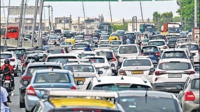 Persistent traffic snarls on NH-48, the main road link to Delhi airport has led to a rise in the footfalls on the Metro lines. (Vipin Kumar/HT Photo) Persistent traffic snarls on NH-48, the main road link to Delhi airport has led to a rise in the footfalls on the Metro lines. (Vipin Kumar/HT Photo)