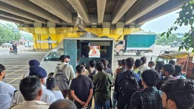 The Gurugram traffic police has stepped up efforts to promote road safety and reduce accidents by launching awareness drives. (Above) At a drive on Friday. (HT Photo) The Gurugram traffic police has stepped up efforts to promote road safety and reduce accidents by launching awareness drives. (Above) At a drive on Friday. (HT Photo)