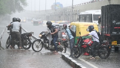 Commuters wade through waterlogged NH-24 near Vinod Nagar after heavy rain, in New Delhi, on Friday (Ajay Aggarwal/Hindustan Times) Commuters wade through waterlogged NH-24 near Vinod Nagar after heavy rain, in New Delhi, on Friday (Ajay Aggarwal/Hindustan Times)