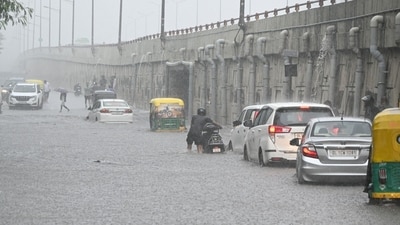 Severe waterlogging at Delhi's NH 24 near Vinod Nagar after heavy rainfall throughout the day (Ajay Aggarwal/Hindustan Times) Severe waterlogging at Delhi's NH 24 near Vinod Nagar after heavy rainfall throughout the day (Ajay Aggarwal/Hindustan Times)
