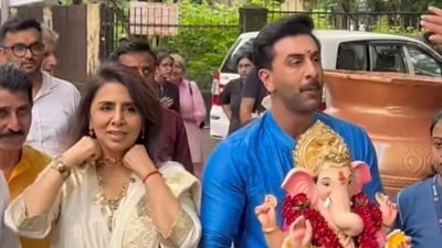 Ranbir Kapoor and Neeti Kapoor performed Ganpati Visarjan together in Mumbai. Ranbir Kapoor and Neeti Kapoor performed Ganpati Visarjan together in Mumbai.