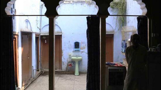 Dalan: The verandah on one side of the aangan, which directly leads into the main structure of the house. Marked by a row of arches called mehrab. (HT)