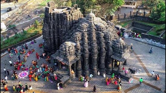 Made in black stone and lime located on the banks of Waldhuni river, the Shiva Temple was constructed by Shilahara King Chhittaraja and continued during his successor Nagarjuna's regin, and was completed during the reign of his youngest brother Mamvaniraja in AD 1061. The temple is known for its Hemadpanthi style, in Ambarnath. (HT PHOTO)