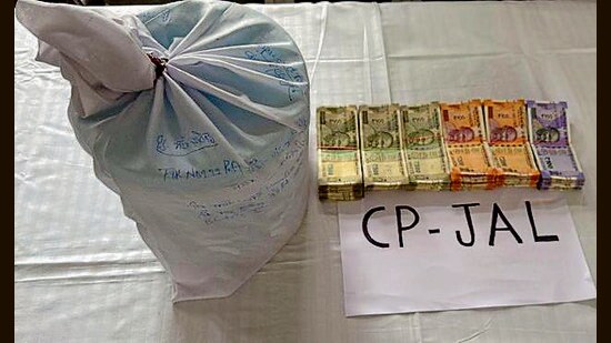 Police recovered 3.5 kg heroin along with ₹2 lakhs in drug money from possession of the accused in Jalandhar on Sunday. (HT Photo)