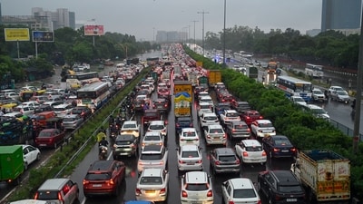 Gurugram, India-September 01, 2025: Traffic congestion at Delhi-Gurugram expressway during the heavy rain near Signature Tower flyover , in Gurugram, India, on Monday, 01 September 2025.(Photo by Parveen Kumar/Hindustan Times) Gurugram, India-September 01, 2025: Traffic congestion at Delhi-Gurugram expressway during the heavy rain near Signature Tower flyover , in Gurugram, India, on Monday, 01 September 2025.(Photo by Parveen Kumar/Hindustan Times)