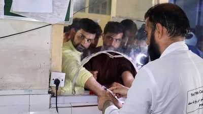 Afghan citizens stand in queue at Nangarhar Regional Hospital as they donate blood to the victims of an earthquake that jolted the country on Monday, killing hundreds. (AP)