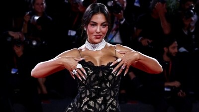 Apart from the sparkling ring, the soccer WAG chose statement-making jewels to complement the lacy number. She wore a rose-petal-shaped choker necklace and matching multiple diamond rings.&nbsp; (REUTERS)