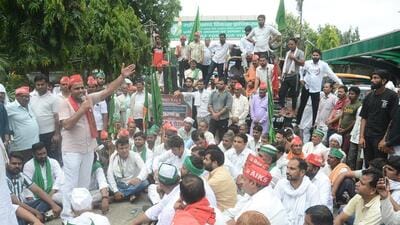 Farmer leaders said they arrived in tractors and cars and broke open the main entrance of the authority’s office during the protest. (Sakib Ali/HT Photo) Farmer leaders said they arrived in tractors and cars and broke open the main entrance of the authority’s office during the protest. (Sakib Ali/HT Photo)