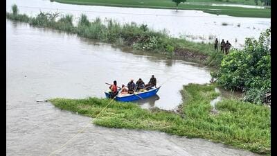 Indian Army personnel rescue local residents using a boat to evacuate through the flooded waters of the Ravi river at Lodhi Gujjar village in Ajnala, near Amritsar on Monday. (Sameer Sehgal/Hindustan Times) Indian Army personnel rescue local residents using a boat to evacuate through the flooded waters of the Ravi river at Lodhi Gujjar village in Ajnala, near Amritsar on Monday. (Sameer Sehgal/Hindustan Times)