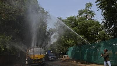 Mist spraying for dust control in the Capital. (HT Archive)