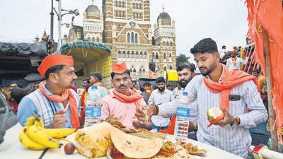 Mumbai, India. Sep 01, 2025 - Protesters from the Maratha community took their lunch outside Azad Maidan. Maratha quota agitation leader Manoj Jarange Patil began an indefinite hunger strike at Azad Maidan in South Mumbai from Friday. Over 50,000 supporters and members of the Maratha community gathered at Azad Maidan to show their support for Jarange Patil. He has been staging this hunger strike to demand a 10 percent quota for Marathas under the Other Backward Classes (OBC) category. Mumbai, India. Sep 01, 2025. (Photo by Raju Shinde/HT Photo) (Raju Shinde) Mumbai, India. Sep 01, 2025 - Protesters from the Maratha community took their lunch outside Azad Maidan. Maratha quota agitation leader Manoj Jarange Patil began an indefinite hunger strike at Azad Maidan in South Mumbai from Friday. Over 50,000 supporters and members of the Maratha community gathered at Azad Maidan to show their support for Jarange Patil. He has been staging this hunger strike to demand a 10 percent quota for Marathas under the Other Backward Classes (OBC) category. Mumbai, India. Sep 01, 2025. (Photo by Raju Shinde/HT Photo) (Raju Shinde)
