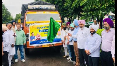 Punjab finance minister Harpal Singh Cheema flagging off relief material to flood-hit Ajnala from Mohali on Monday. (HT)