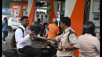 The transport department issued 142 challans for helmet violations on Monday (Mushtaq Ali/HT Photo) The transport department issued 142 challans for helmet violations on Monday (Mushtaq Ali/HT Photo)