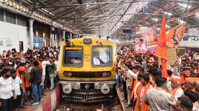 Videos of the CSMT show the protestors crowding the station. (HT Photo) Videos of the CSMT show the protestors crowding the station. (HT Photo)