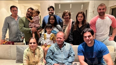 Salim Khan with all his kids and both his wives-Salma and Helen. Salim Khan with all his kids and both his wives-Salma and Helen.