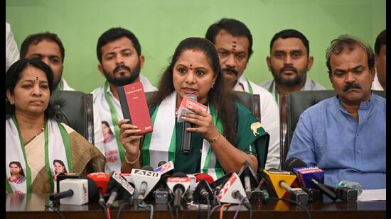 Bharat Rashtra Samithi MLC Kalvakuntla Kavitha on Monday triggered a major uproar in the party by accusing her cousins – former irrigation minister T Harish Rao and former MP J Santosh Rao of alleged irregularities in the Kaleshwaram lift irrigation project. (HT PHOTO)