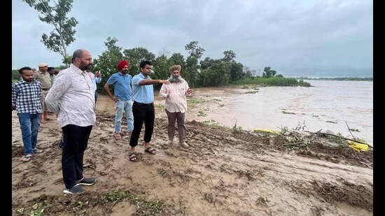 DC Himanshu Jain inspects a breached embankment in Khaira Bet village on Monday. (HT Photo)