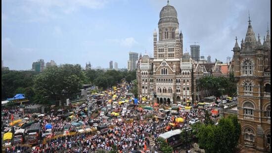 Hours after the hearing, Jarange-Patil told his supporters to clear the roads, while he continued his agitation. (Bhushan Koyande/HT Photo)