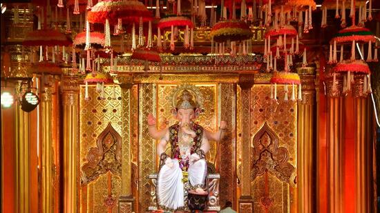 Mumbai, India – 01, Sept 2025: Devotees offer prayer to the 14-feet tall eco-friendly idol of Lord Ganesha, 'Altamont cha raja', at a pandal during the 'Ganesh Chaturthi' festival, in Mumbai, India, on Monday, 01 Sept, 2025. (Photo by Bhushan Koyande/HT Photo)