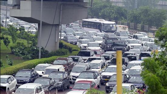 Traffic on route leading to Sarai Kale Khan. (RAJ K RAJ /HT PHOTO)
