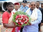 President Droupadi Murmu receives a warm welcome from Karnataka Chief Minister Siddaramaiah on her arrival in Mysuru on Monday. 