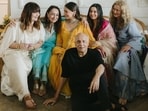 Soni Razdan posed with Pooja Bhatt, Mahesh Bhatt, Alia Bhatt and Shaheen Bhatt in this old photo. Soni Razdan posed with Pooja Bhatt, Mahesh Bhatt, Alia Bhatt and Shaheen Bhatt in this old photo.