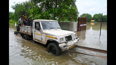 According to irrigation department data, discharge from the Okhla barrage was recorded at 86,330 cusecs on Tuesday, with the water level at 199.25 metres, just below the danger mark of 200.60 metres. (Sunil Ghosh/HT Photo) According to irrigation department data, discharge from the Okhla barrage was recorded at 86,330 cusecs on Tuesday, with the water level at 199.25 metres, just below the danger mark of 200.60 metres. (Sunil Ghosh/HT Photo)