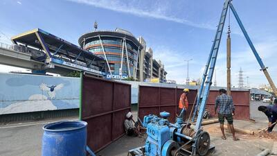 GMRLworkers dug a borehole to carry out the geo-technical survey for the Gurugram metro project in April. (Parveen Kumar/HT Photo) GMRLworkers dug a borehole to carry out the geo-technical survey for the Gurugram metro project in April. (Parveen Kumar/HT Photo)