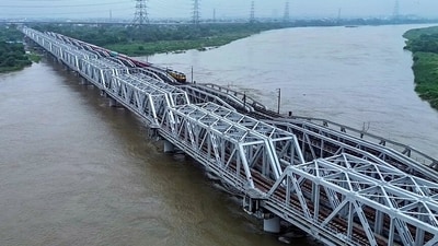 Delhi police warned commuters of possible disruptions along the Loha Pul and its adjoining stretches. (ANI Grab ) Delhi police warned commuters of possible disruptions along the Loha Pul and its adjoining stretches. (ANI Grab )