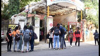 Mumbai, India - October 20, 2021: Students catch up with one another at Sathaye College, Vile Parle, after colleges reopen as per the directions of Maharashtra Government, in Mumbai, India, on Wednesday, October 20, 2021. (Photo by Vijay Bate/HT Photo) (HT PHOTO)