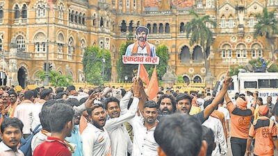 Mumbai, India. Sep 02, 2025 -Supporters of Jarange Patil Maratha community and Manoj Jarange Patil celebrated after the Maratha quota activist ended his fast by accepting juice from Minister Radhakrishna Vikhe Patil, who announced the withdrawal of the agitation and declared victory for the Maratha quota. Mumbai, India. Sep 02, 2025. (Photo by Raju Shinde/HT Photo) (Raju Shinde) Mumbai, India. Sep 02, 2025 -Supporters of Jarange Patil Maratha community and Manoj Jarange Patil celebrated after the Maratha quota activist ended his fast by accepting juice from Minister Radhakrishna Vikhe Patil, who announced the withdrawal of the agitation and declared victory for the Maratha quota. Mumbai, India. Sep 02, 2025. (Photo by Raju Shinde/HT Photo) (Raju Shinde)