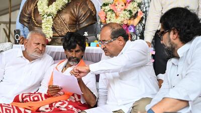 On Tuesday evening, BJP minister Radhakrishna Vikhe-Patil handed Manoj Jarange-Patil a copy of the state government resolution accepting his demands (Raju Shinde/ HT Photo) On Tuesday evening, BJP minister Radhakrishna Vikhe-Patil handed Manoj Jarange-Patil a copy of the state government resolution accepting his demands (Raju Shinde/ HT Photo)