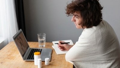 Implementing regular movement, healthy snacking, and stress reduction can help desk-bound workers manage diabetes. (Freepik) Implementing regular movement, healthy snacking, and stress reduction can help desk-bound workers manage diabetes. (Freepik)
