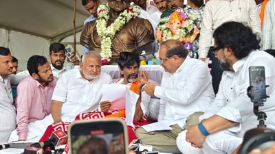 Jarange-Patil made the announcement after a government delegation led by water resources minister Radhakrishna Vikhe Patil met him at Azad Maidan. (HT photo) Jarange-Patil made the announcement after a government delegation led by water resources minister Radhakrishna Vikhe Patil met him at Azad Maidan. (HT photo)