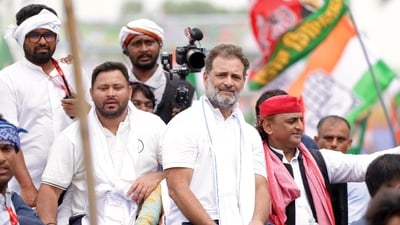 Congress leader Rahul Gandhi with former Uttar Pradesh CM Akhilesh Yadav, RJD leader Tejashwi Yadav during Voter Adhikar Yatra at Saran, Bihar (Hindustan Times)