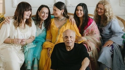 Soni Razdan posed with Pooja Bhatt, Mahesh Bhatt, Alia Bhatt and Shaheen Bhatt in this old photo. (Instagram/@aliaabhatt)