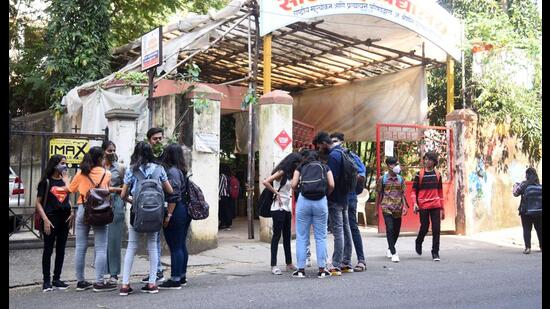Mumbai, India - October 20, 2021: Students catch up with one another at Sathaye College, Vile Parle, after colleges reopen as per the directions of Maharashtra Government, in Mumbai, India, on Wednesday, October 20, 2021. (Photo by Vijay Bate/HT Photo) (HT PHOTO)