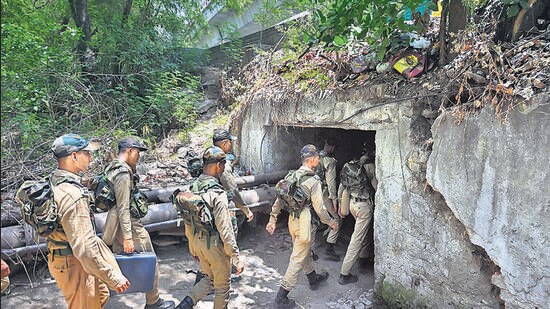 The Delhi high court had suggested setting up a Bailey bridge as a temporary solution to give relief within a month to over 3,000 soldiers who need to cross from their barracks to their training ground daily and are currently forced to use a smelly drain culvert that fills up during rains. (HT Archive)