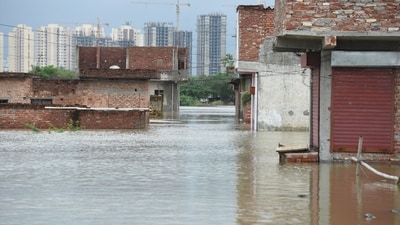 A general view shows houses inundated near banks of overflowing Yamuna river, after heavy monsoon rains at Shiv Enclave Part-3 near Basantpur village, in Faridabad, (Parveen Kumar/Hindustan Times) A general view shows houses inundated near banks of overflowing Yamuna river, after heavy monsoon rains at Shiv Enclave Part-3 near Basantpur village, in Faridabad, (Parveen Kumar/Hindustan Times)