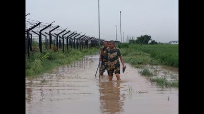 Border Security Force jawans patrolling along the waterlogged fencing in Ferozepur on Wednesday. (HT) Border Security Force jawans patrolling along the waterlogged fencing in Ferozepur on Wednesday. (HT)