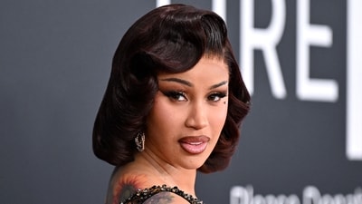 Cardi B reacts angrily to paparazzo's pregnancy questions, tossing a marker at him while leaving a courthouse. (Photo by Robyn Beck / AFP) (AFP)
