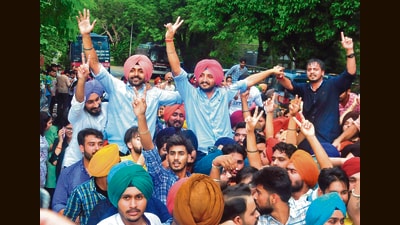 Harmehak Singh Cheema (centre) of SOI was elected as the student council president of DAV College-10. (Ravi Kumar/HT) Harmehak Singh Cheema (centre) of SOI was elected as the student council president of DAV College-10. (Ravi Kumar/HT)