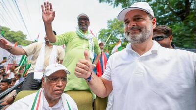 Jharkhand chief minister Hemant Soren (in green) with Rahul Gandhi and Congress president Mallikarjun Kharge in Patna on Monday. (ANI) Jharkhand chief minister Hemant Soren (in green) with Rahul Gandhi and Congress president Mallikarjun Kharge in Patna on Monday. (ANI)