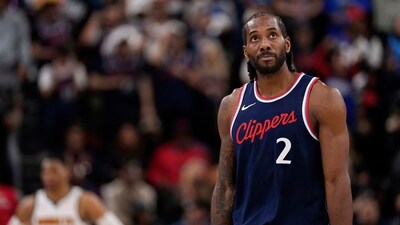 Los Angeles Clippers forward Kawhi Leonard, right, looks toward the scoreboard (AP) Los Angeles Clippers forward Kawhi Leonard, right, looks toward the scoreboard (AP)