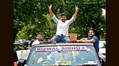 Rizwal Singh (centre) of ISF celebrating after being elected as the council president of SD College-32 (Ravi Kumar/HT) Rizwal Singh (centre) of ISF celebrating after being elected as the council president of SD College-32 (Ravi Kumar/HT)
