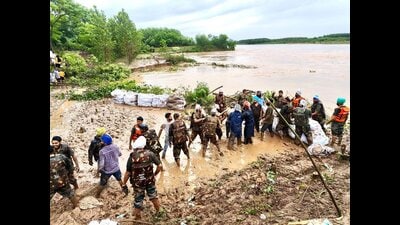 The army strengthening embankments along the Sutlej river at Daudpur in Rupnagar’s Chamkaur Sahib. (HT) The army strengthening embankments along the Sutlej river at Daudpur in Rupnagar’s Chamkaur Sahib. (HT)