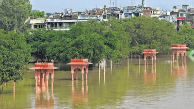 Vasudev Ghat submerged in over flowing Yamuna on Wednesday. (Vipin Kumar/HT Photo) Vasudev Ghat submerged in over flowing Yamuna on Wednesday. (Vipin Kumar/HT Photo)