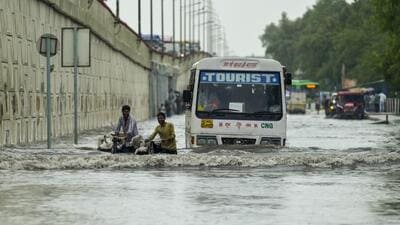 Vehicles wade through the waterlogged street in Vinod Nagar area near NH-24 on Wednesday. (RAJ K RAJ /HT PHOTO) Vehicles wade through the waterlogged street in Vinod Nagar area near NH-24 on Wednesday. (RAJ K RAJ /HT PHOTO)